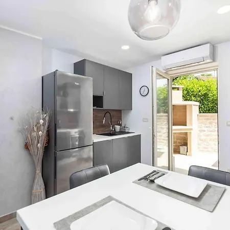 Apartment House Mateo Bubani